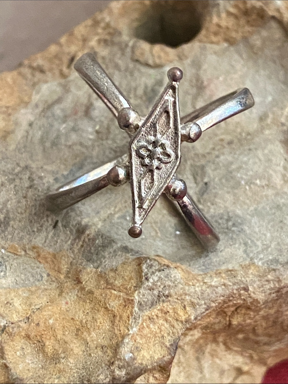 5/$10❤️❤️❤️Vintage 90s Silver Tone Cross-Accent Statement Ring